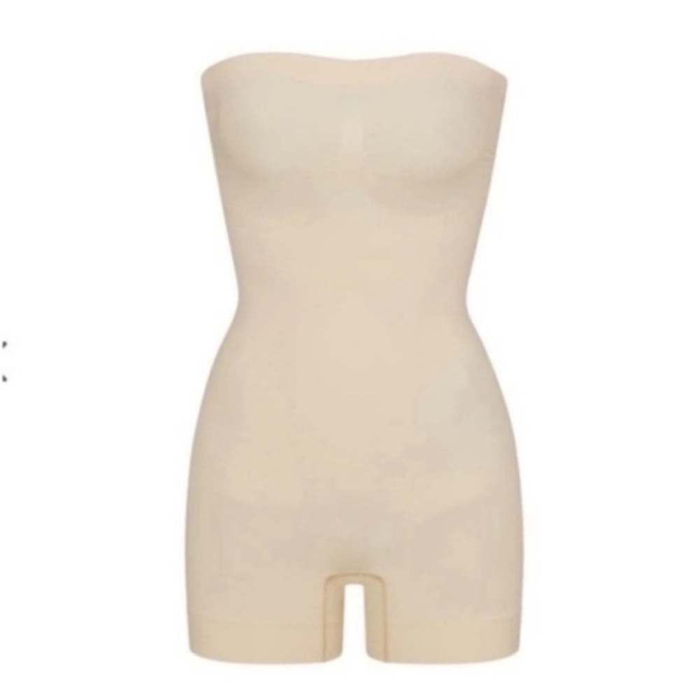 SKIMS SEAMLESS SCULPT STRAPLESS SHORTIE BODYSUIT SAND XS
